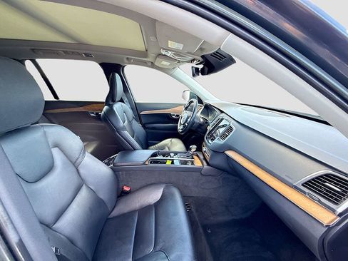 Used 2022 Volvo XC90 T6 Momentum w/ Climate Package image 23