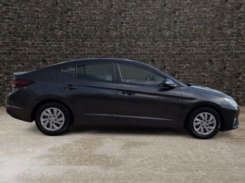Used 2020 Hyundai Elantra SE FWD image 3