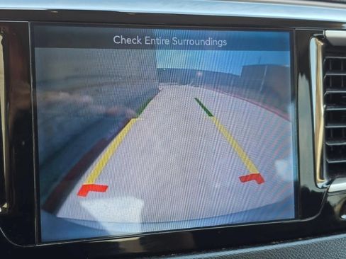 Used 2017 Chrysler Pacifica Touring-L FWD image 26