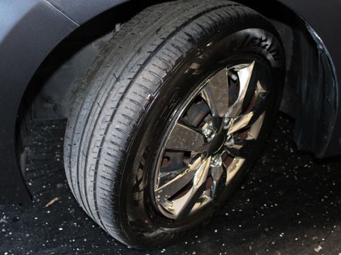 Used 2015 Toyota Corolla L FWD image 28