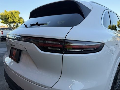 Used 2021 Porsche Cayenne AWD/4WD image 16