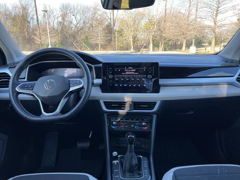 Certified 2025 Volkswagen Taos SE w/ Panoramic Sunroof Package image 27