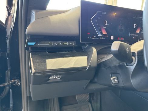 Used 2025 BMW 530i xDrive w/ Premium Package image 35