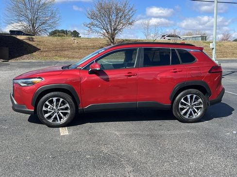 Used 2023 Toyota Corolla Cross XLE image 8