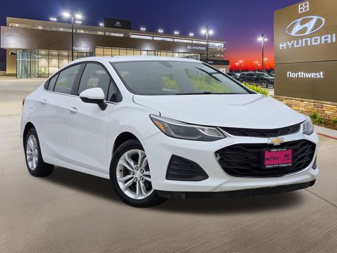 Used 2019 Chevrolet Cruze LT w/ Convenience Package image 3