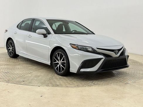 Used 2023 Toyota Camry SE FWD image 7