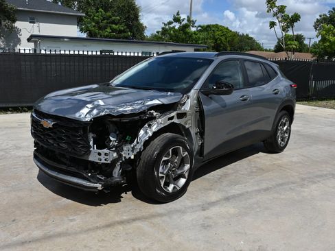 Used 2026 Chevrolet Trax LT FWD image 2