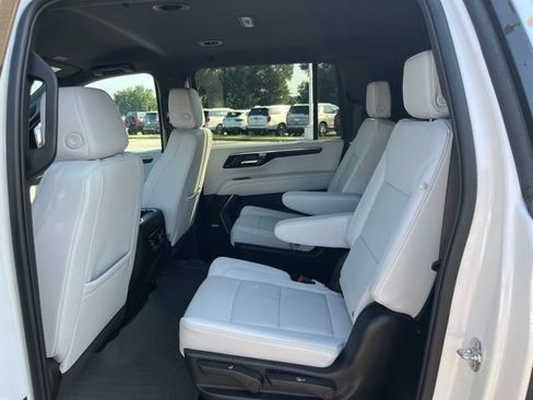 Used 2025 Chevrolet Suburban Premier RWD image 33