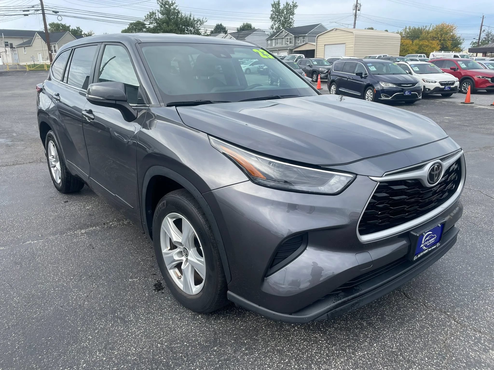 Used 2023 Toyota Highlander L FWD image 3