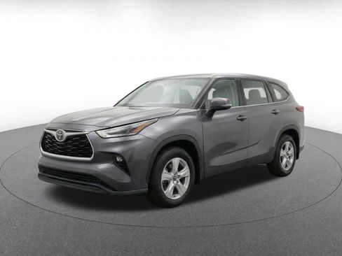 Used 2025 Toyota Highlander LE FWD image 3
