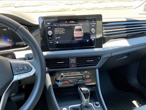 Used 2025 Volkswagen Jetta SE FWD image 5