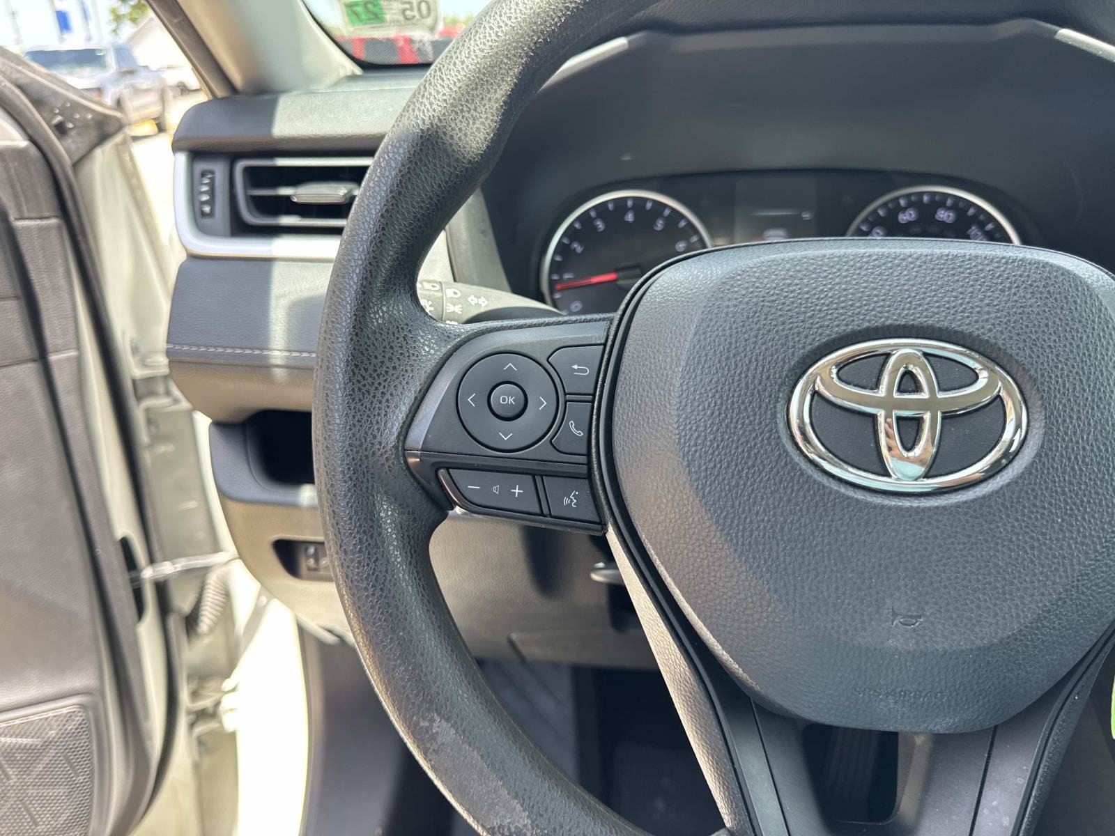 Used 2022 Toyota RAV4 LE FWD image 22