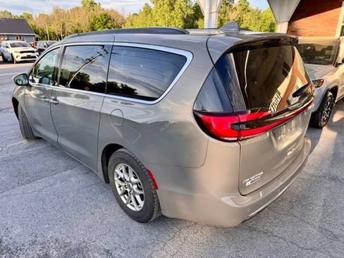 Used 2021 Chrysler Pacifica Touring w/ Cold Weather Group FWD image 3