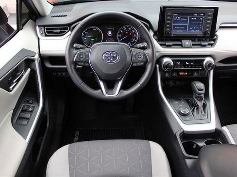 Used 2020 Toyota RAV4 XLE image 2