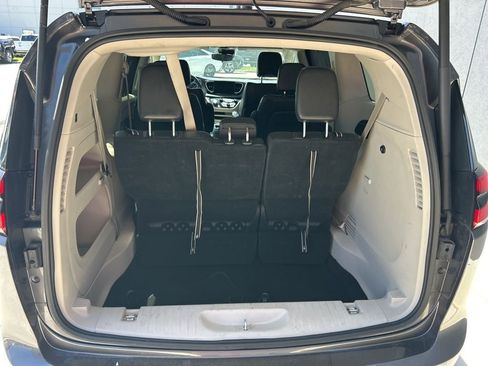 Used 2023 Chrysler Pacifica Touring-L image 13
