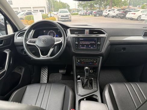 Used 2022 Volkswagen Tiguan SE w/ Panoramic Sunroof Package FWD image 2