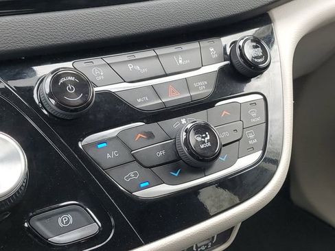 Used 2024 Chrysler Pacifica Touring-L FWD image 18