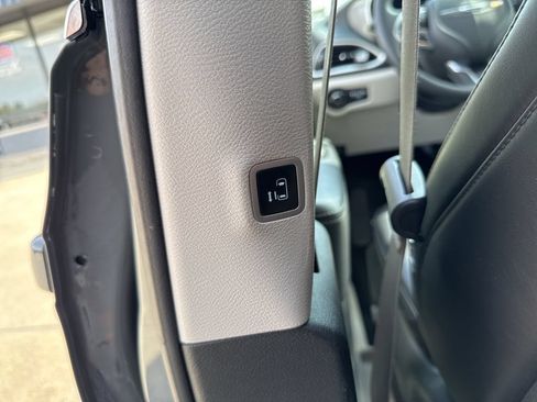 Used 2023 Chrysler Pacifica Touring-L FWD image 45