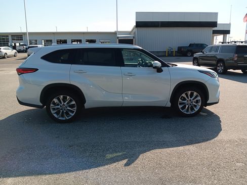 Used 2023 Toyota Highlander Limited FWD image 6