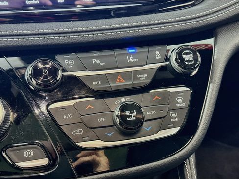 Used 2023 Chrysler Pacifica Limited w/ Uconnect Theater Family Group FWD image 18