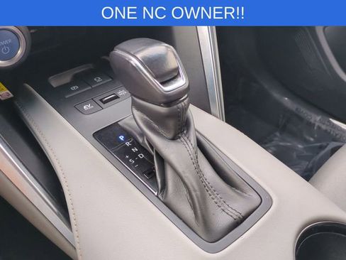 Used 2022 Toyota Venza LE image 18