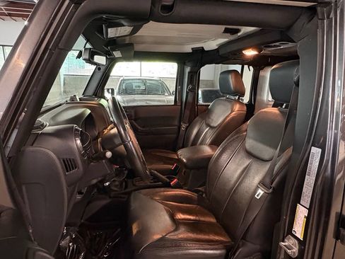 Used 2017 Jeep Wrangler Unlimited Sahara AWD/4WD image 5