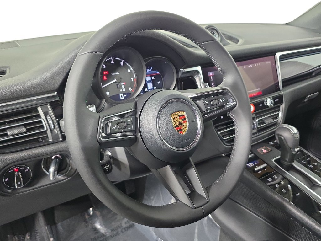 Certified 2026 Porsche Macan AWD/4WD image 4