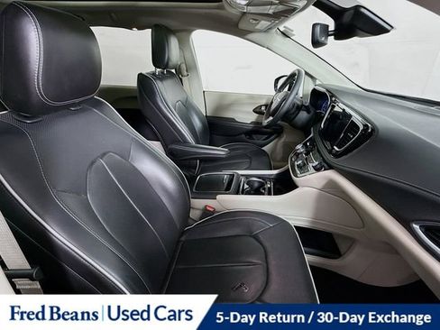 Used 2023 Chrysler Pacifica Limited image 33