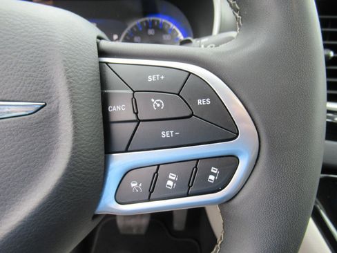 Used 2023 Chrysler Pacifica Touring-L FWD image 24