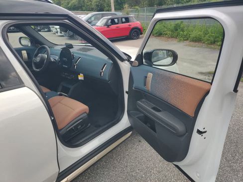 Used 2025 MINI Cooper Countryman SE w/ Comfort Package Max image 13