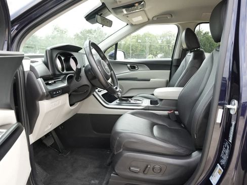 Used 2024 Kia Carnival LX FWD image 17