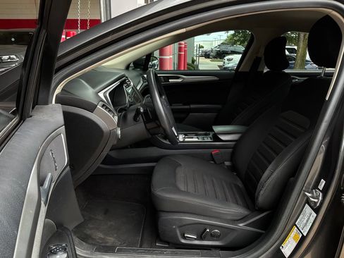 Used 2019 Ford Fusion SE FWD image 10