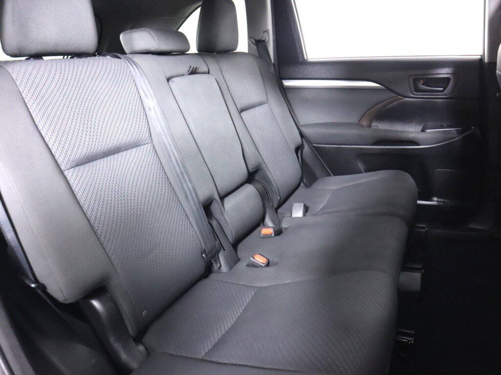 Used 2016 Toyota Highlander LE FWD image 32