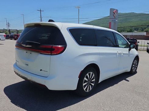 Used 2024 Chrysler Pacifica Limited FWD image 3