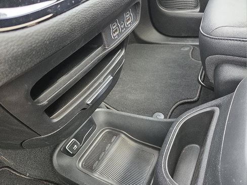 Used 2025 Chrysler Pacifica Select image 25