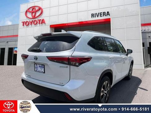 Used 2022 Toyota Highlander XLE AWD/4WD image 6