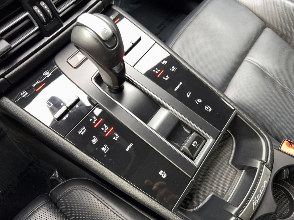 Used 2024 Porsche Macan Turbo AWD/4WD image 67