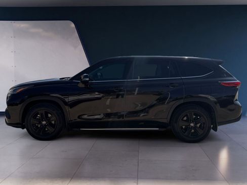 Used 2021 Toyota Highlander LE image 2