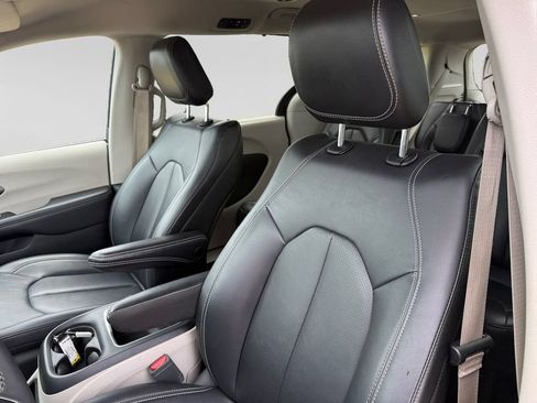 Used 2024 Chrysler Pacifica Touring-L FWD image 23