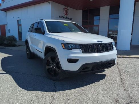 Used 2019 Jeep Grand Cherokee Laredo image 2