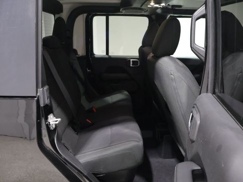 Used 2020 Jeep Gladiator Overland AWD/4WD image 17