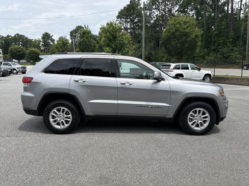 Used 2020 Jeep Grand Cherokee Laredo RWD image 9