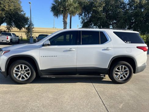 Used 2021 Chevrolet Traverse LT FWD image 2