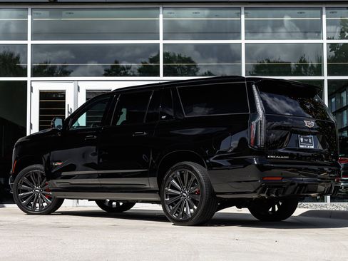 Used 2025 Cadillac Escalade ESV V image 17