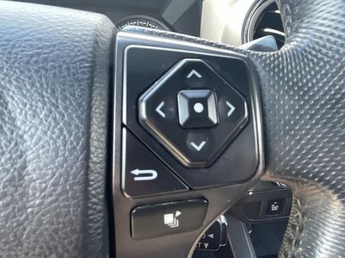 Used 2017 Toyota Tacoma TRD Off-Road AWD/4WD image 30