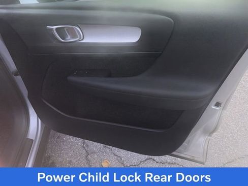 Used 2019 Volvo XC40 T5 Momentum image 5