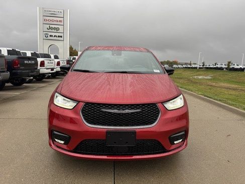 New 2026 Chrysler Pacifica Select image 2