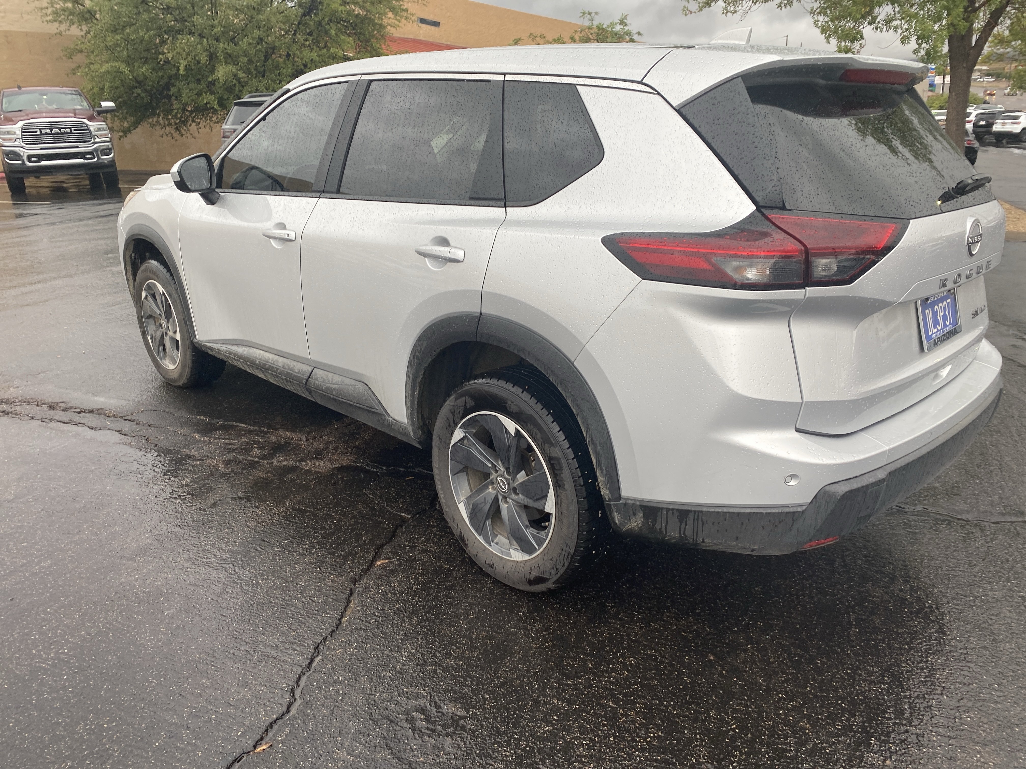 Used 2024 Nissan Rogue SV AWD/4WD image 2