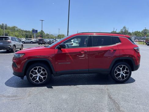 Used 2024 Jeep Compass Latitude AWD/4WD image 3
