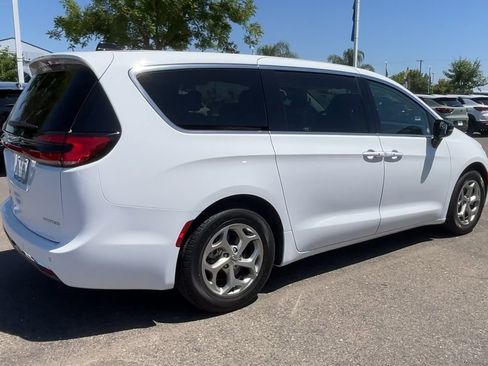 Used 2024 Chrysler Pacifica Limited FWD image 7